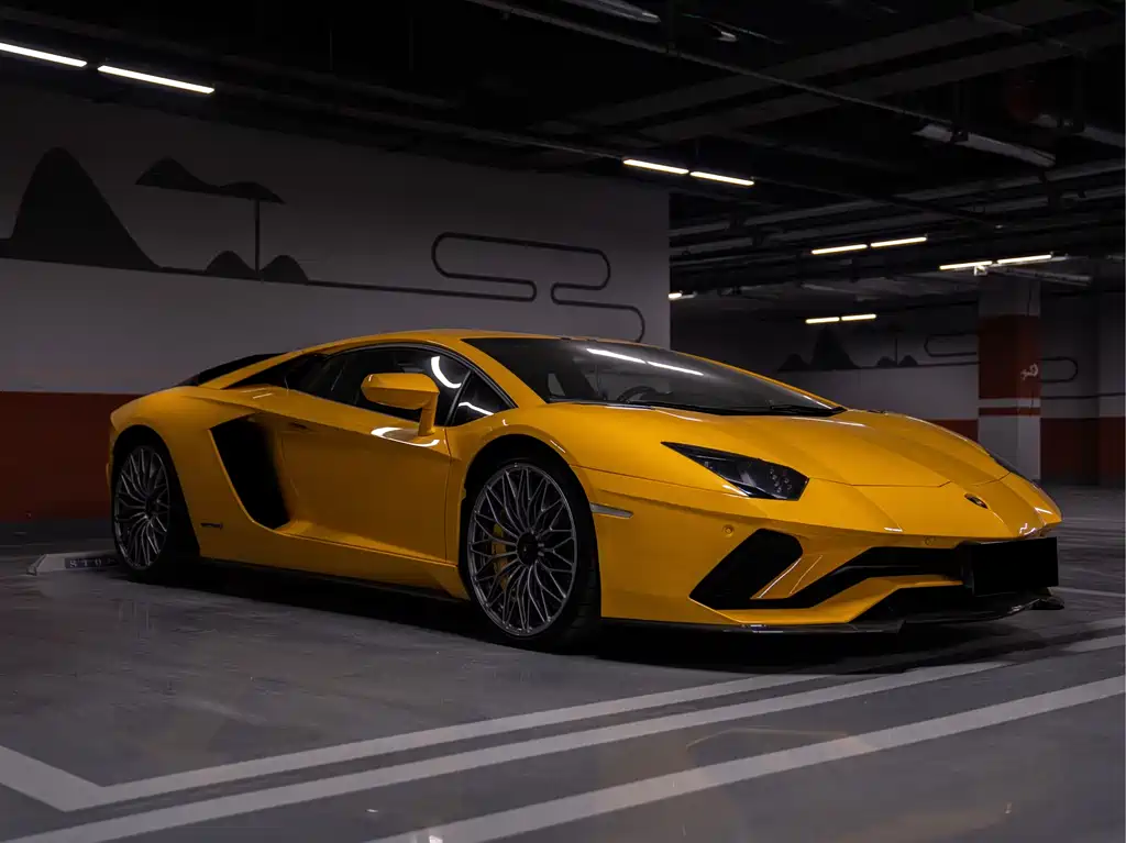 LAMBORGHINI AVENTADOR