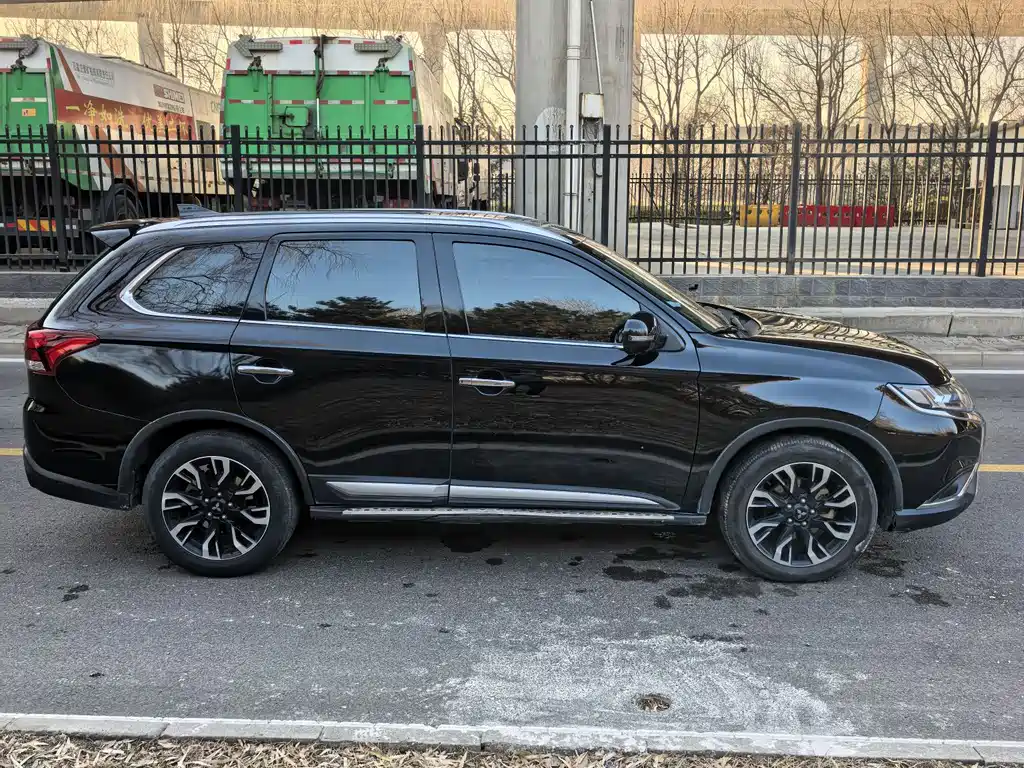 MITSUBISHI OUTLANDER