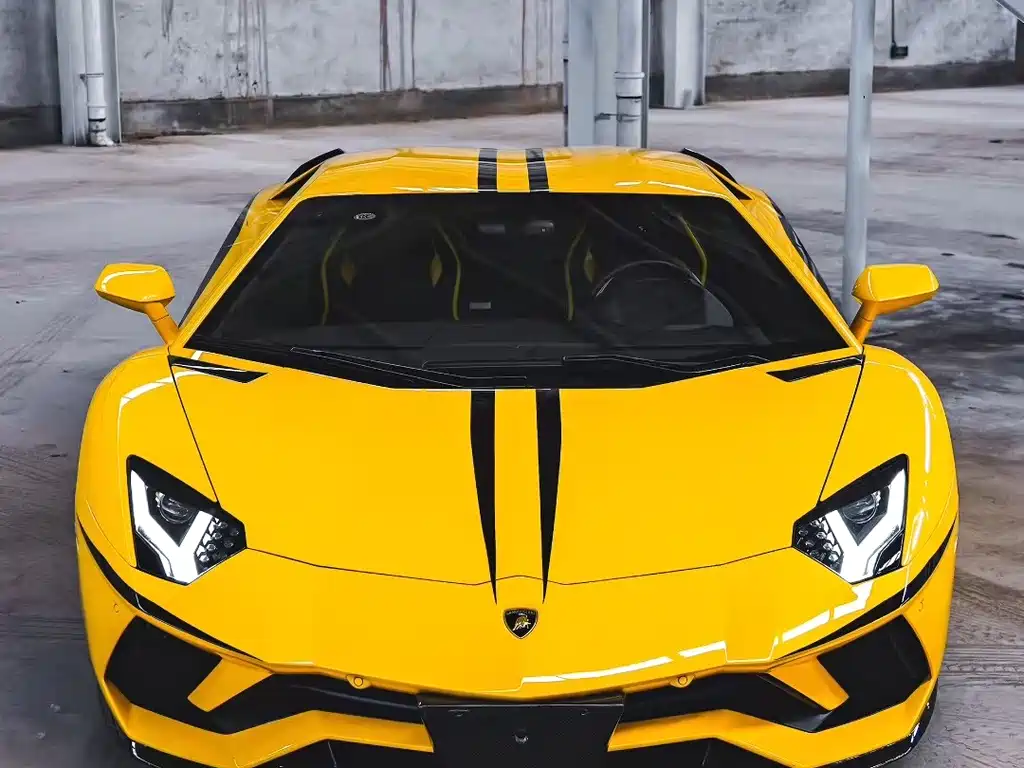 LAMBORGHINI AVENTADOR