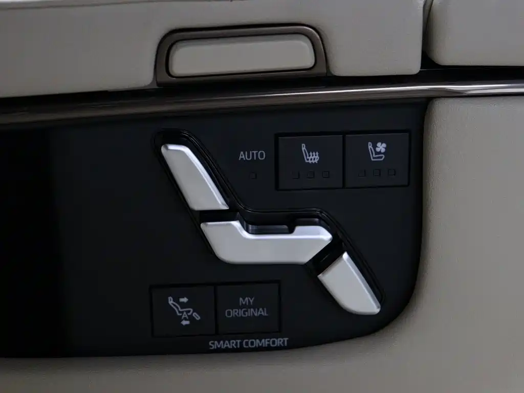 Toyota Alphard — миниатюра 11