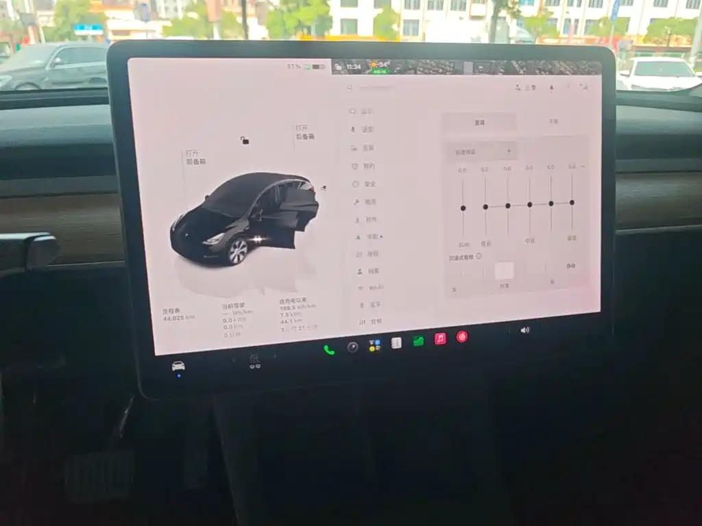 Tesla Model Y — миниатюра 13