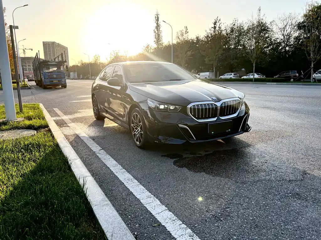 BMW 5 Series — миниатюра 3