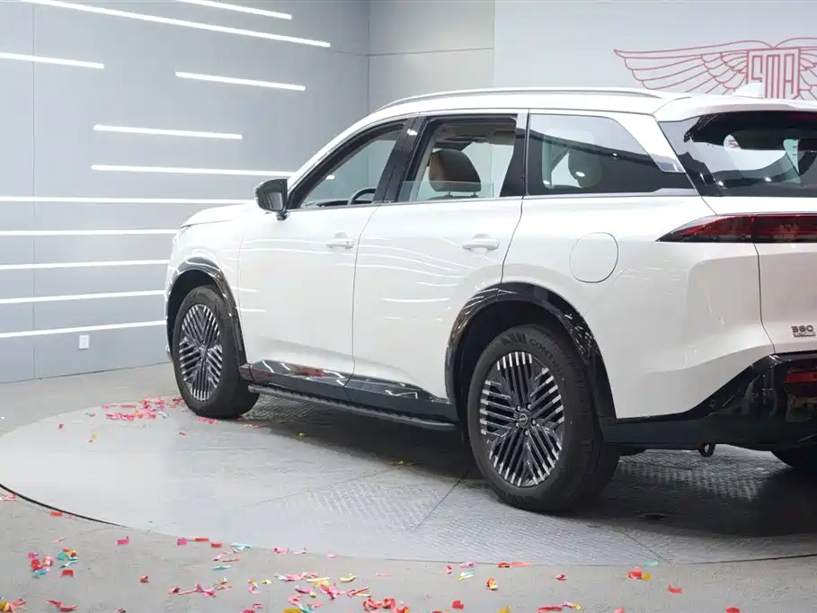 NISSAN EXPLORING THE LAND