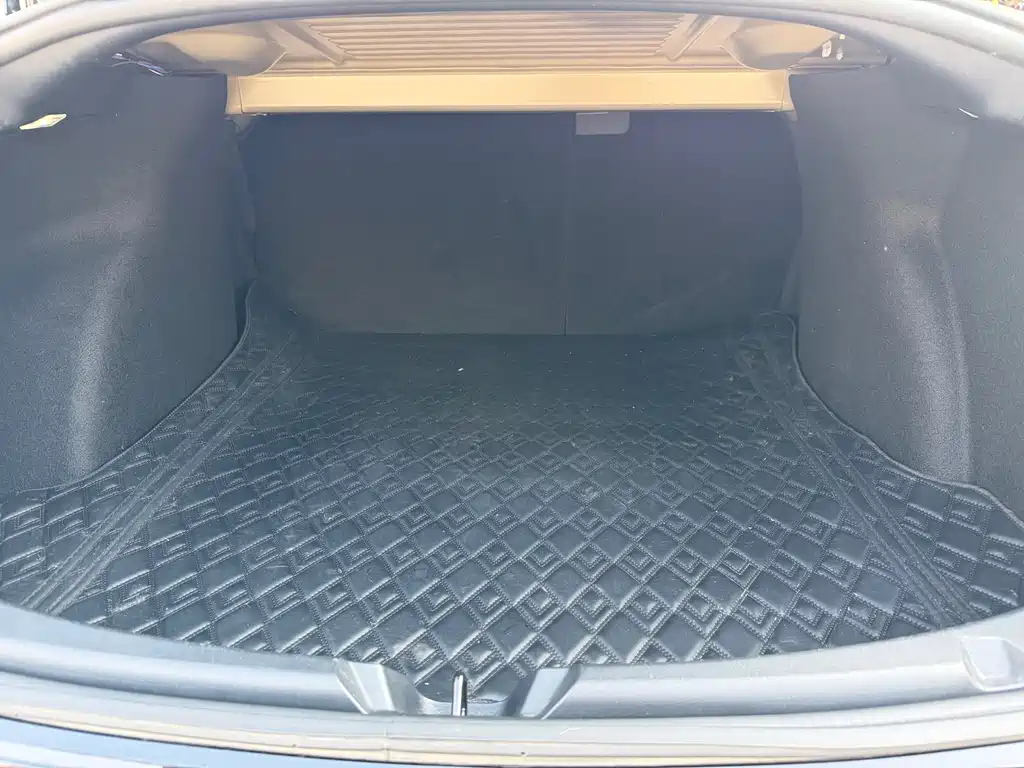 Tesla Model 3 — миниатюра 16