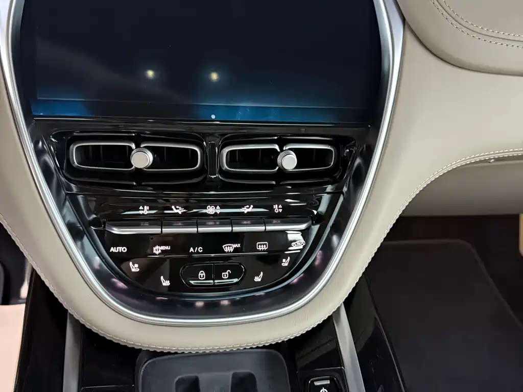 Aston Martin DBX 2024 4.0T V8