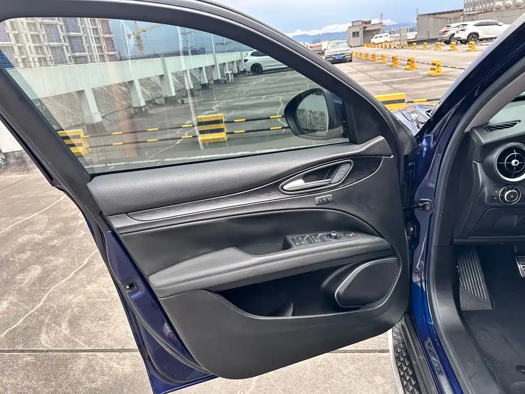 Alfa Romeo Stelvio — миниатюра 13