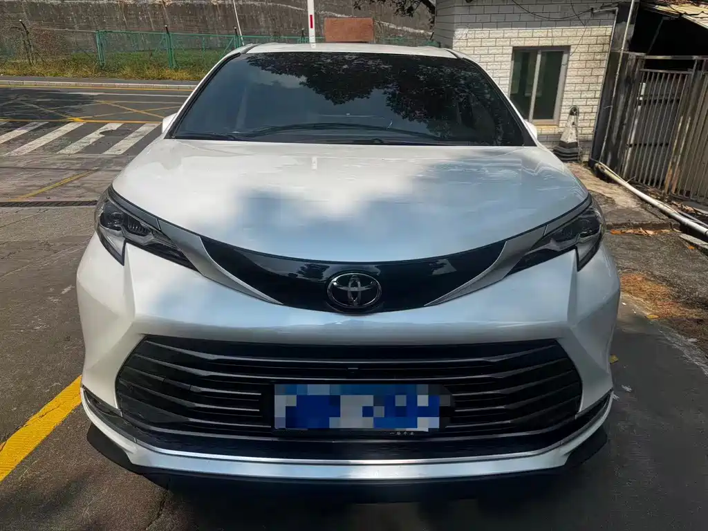Toyota Sienna — миниатюра 2