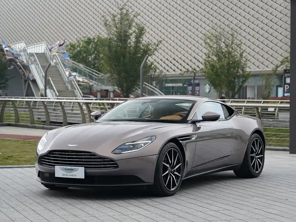 Aston Martin DB11 2025