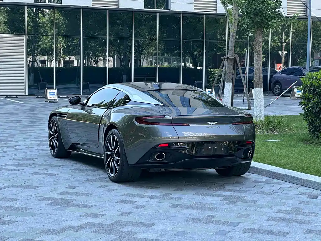 Aston Martin DB11 — миниатюра 8