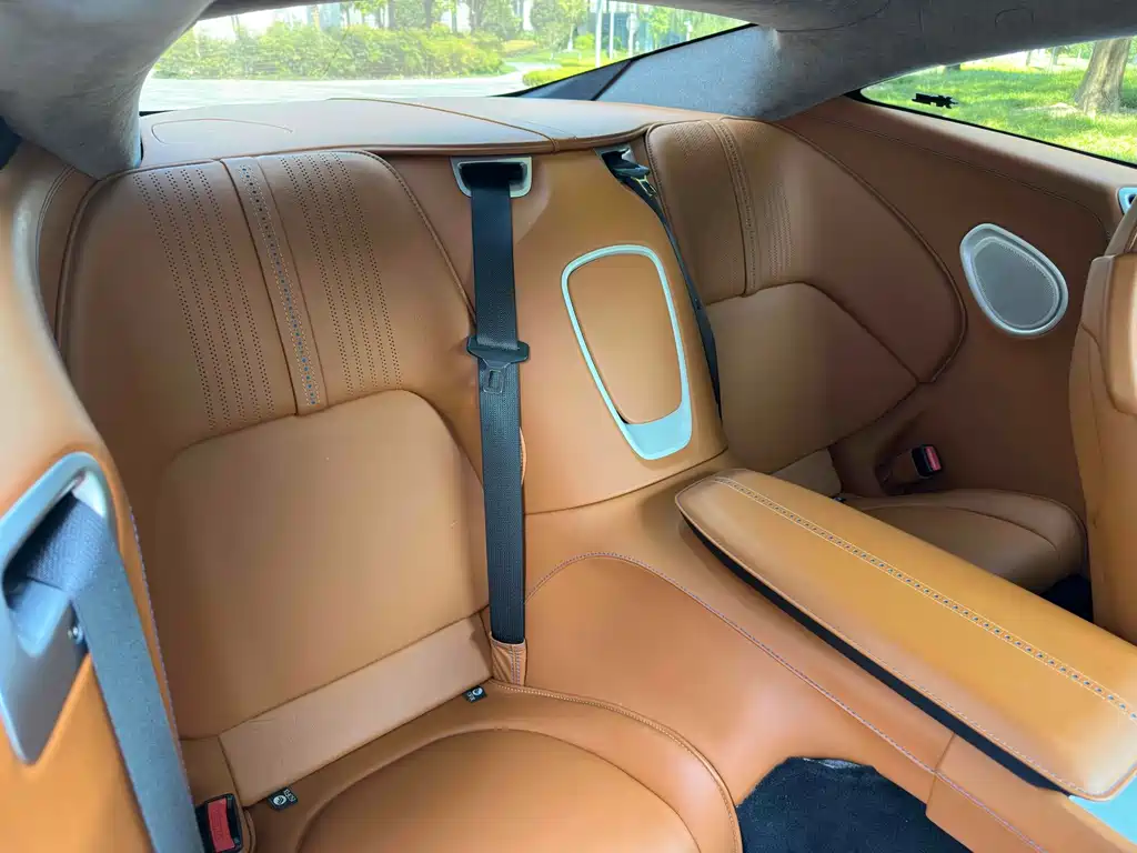 Aston Martin DB11 — миниатюра 15