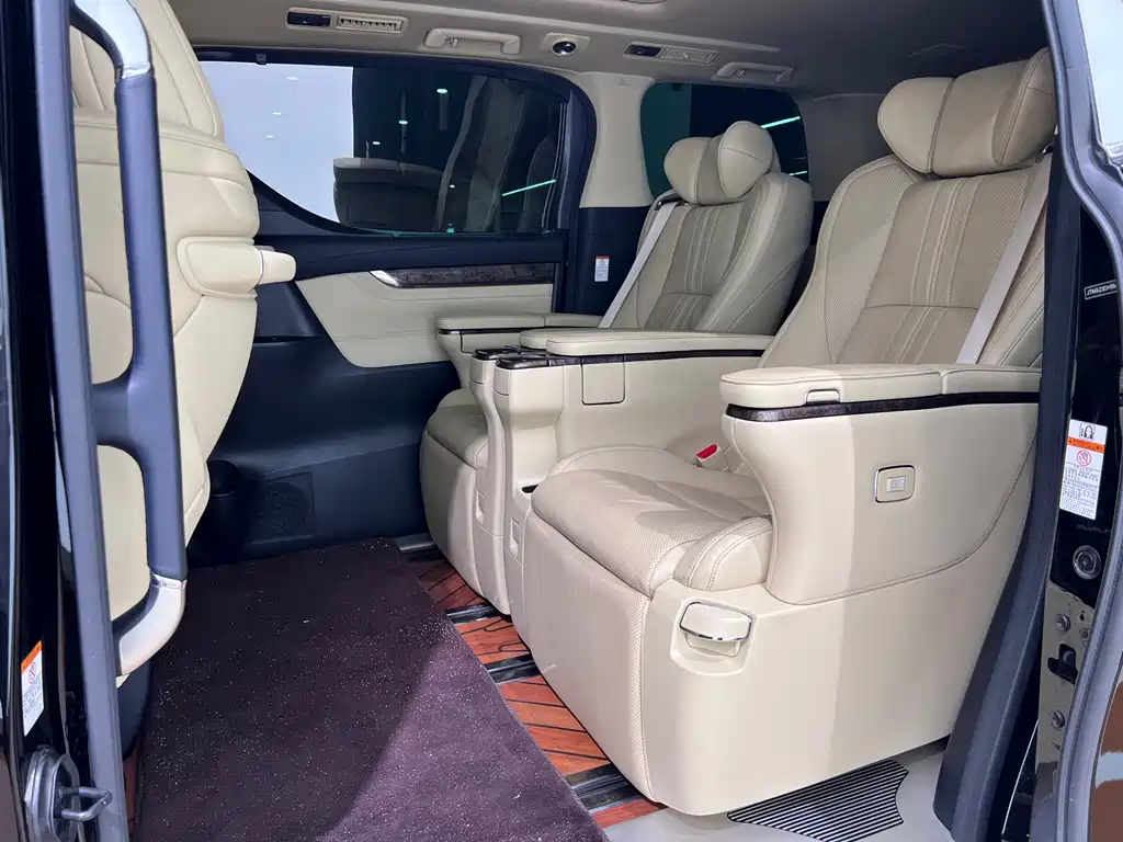 Toyota Alphard — миниатюра 16