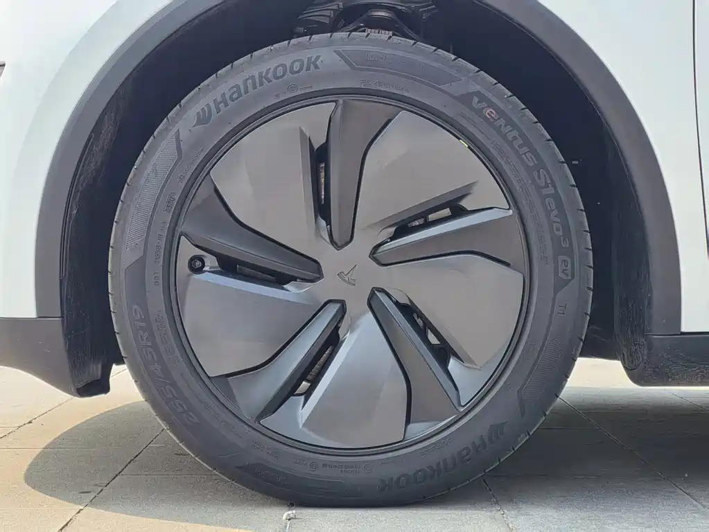 Tesla Model Y — миниатюра 16