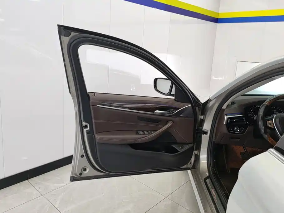 BMW 5 Series — миниатюра 7