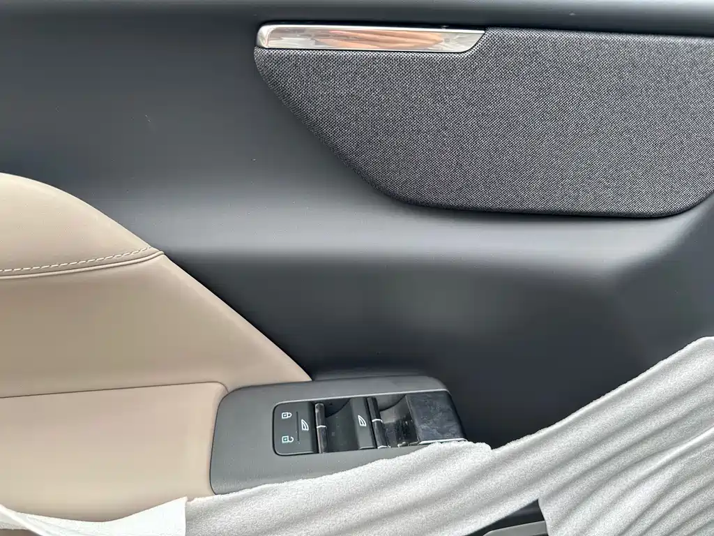 Volvo XC70 PHEV — миниатюра 14