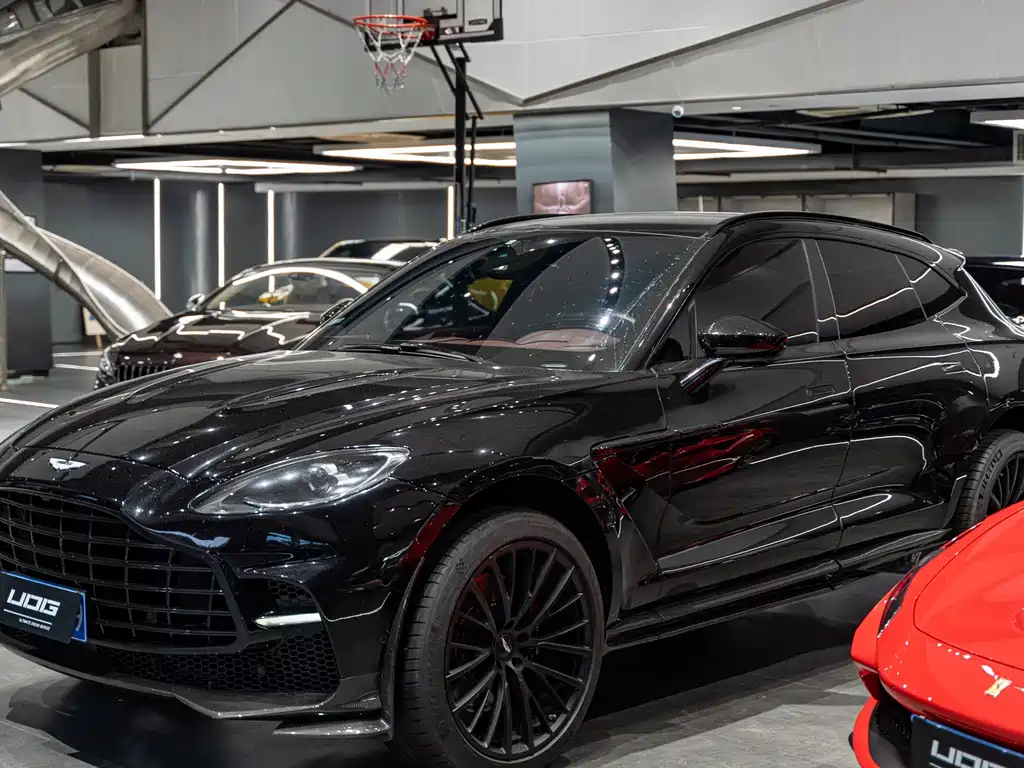 ASTON MARTIN DBX