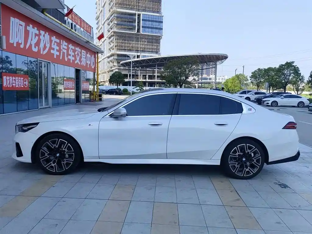 BMW 5 Series — миниатюра 3