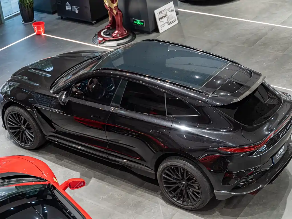 ASTON MARTIN DBX