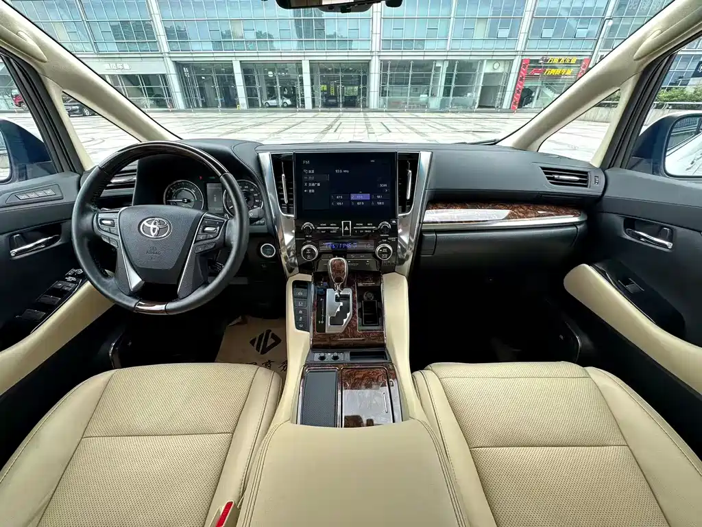 Toyota Alphard — миниатюра 11
