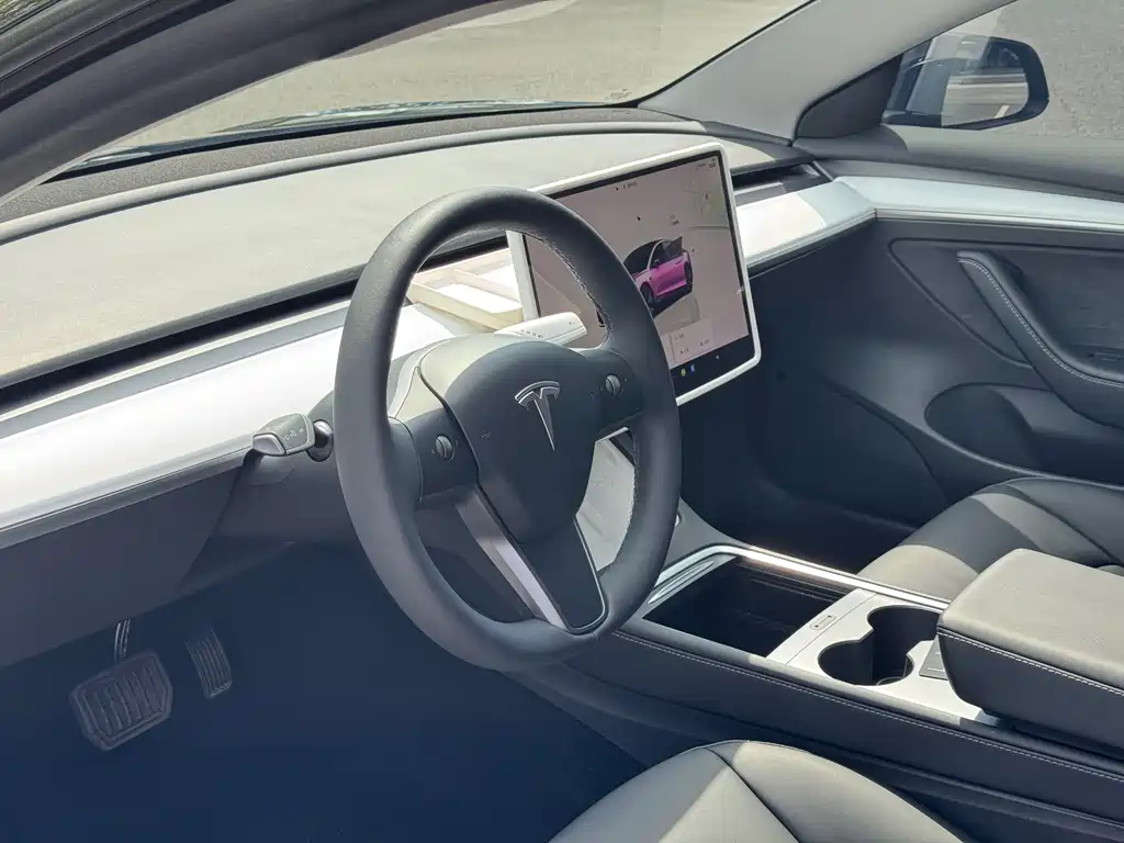 Tesla Model 3 — миниатюра 7