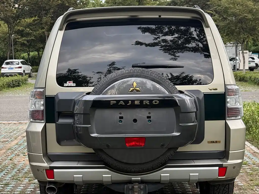 Mitsubishi Pajero (Import) — миниатюра 7