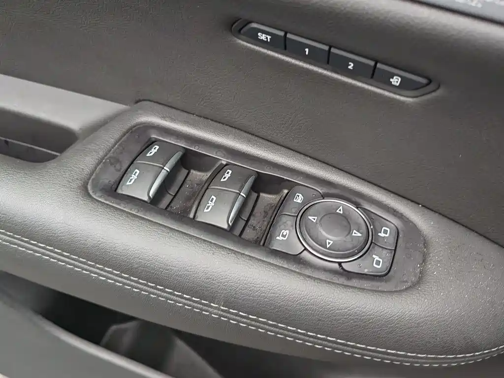 Cadillac XT6 2025 2.0T мест Luxury Executive