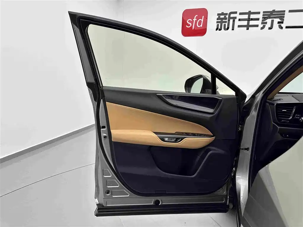 Lexus NX — миниатюра 8