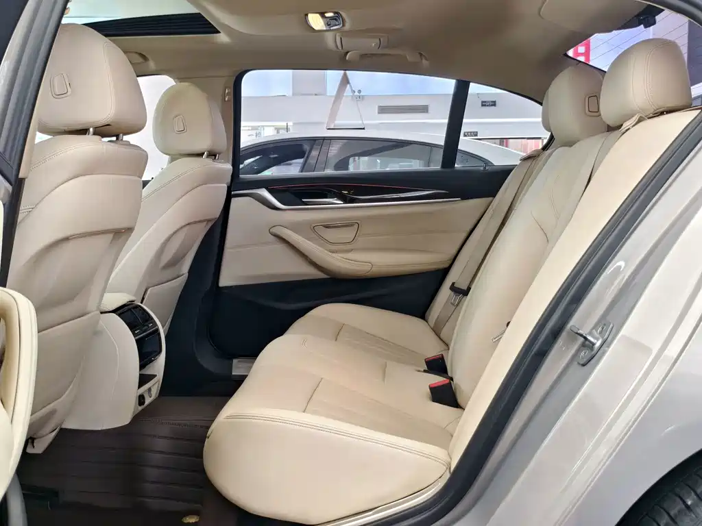 BMW 5 Series — миниатюра 7