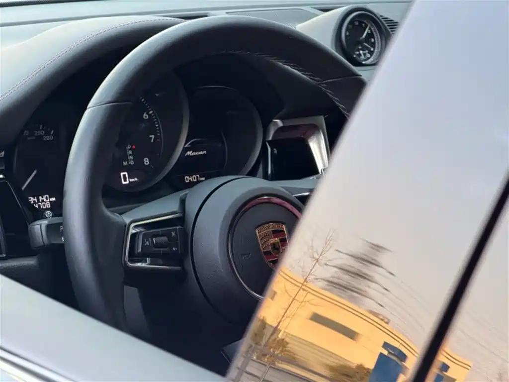 PORSCHE MACAN