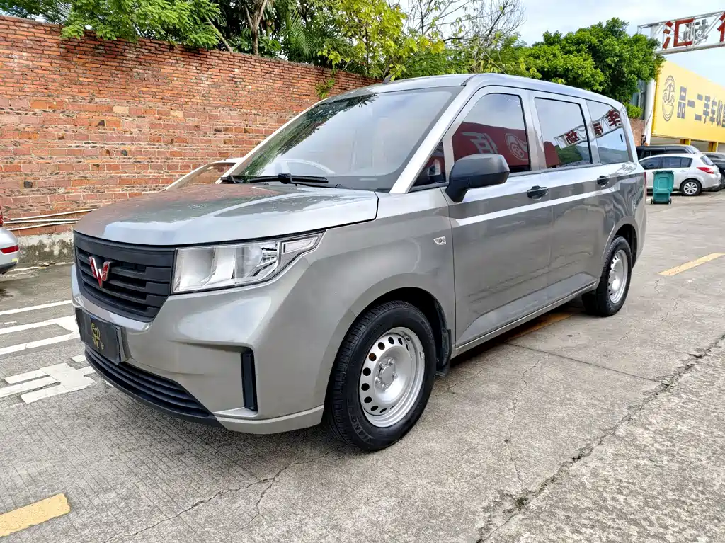 Wuling Hongguang PLUS