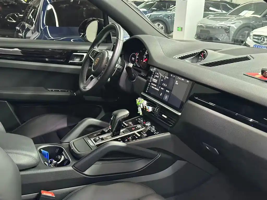 Porsche Cayenne — миниатюра 9