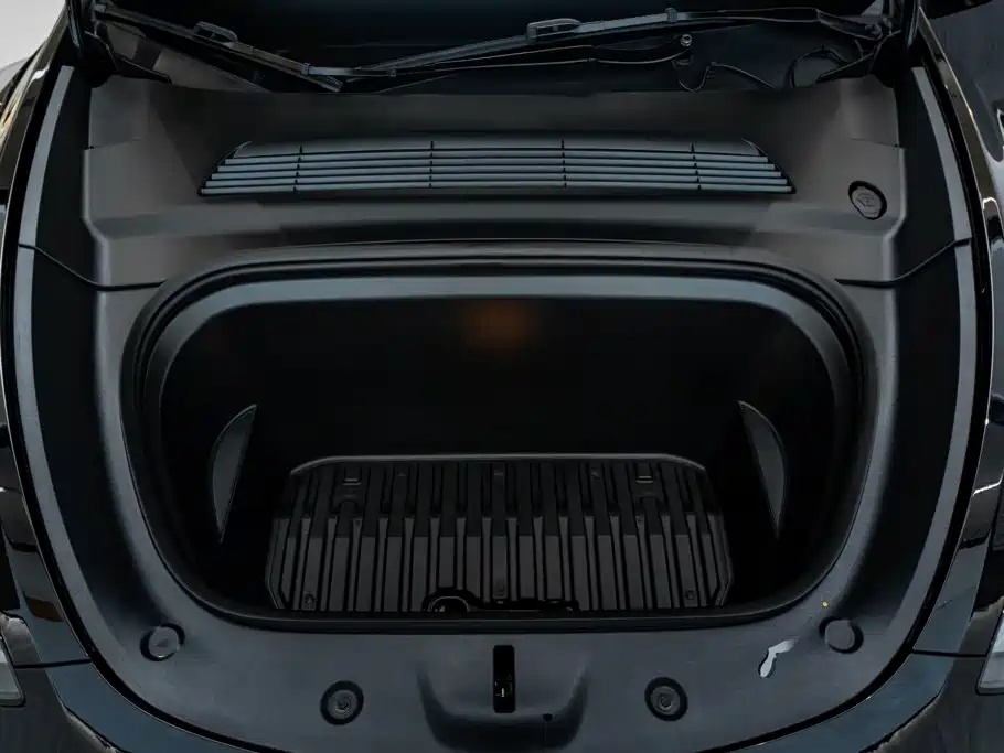 Tesla Model Y — миниатюра 9