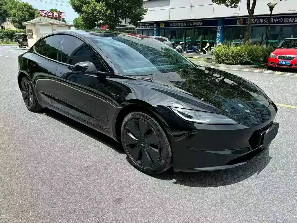Tesla Model 3 — миниатюра 3
