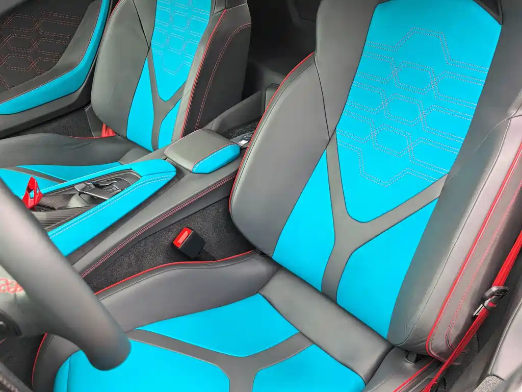 LAMBORGHINI REVUELTO