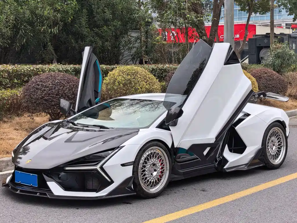 LAMBORGHINI REVUELTO