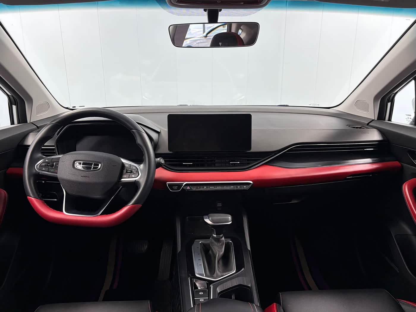 Geely Emgrand S 1.4 л 2022 г. Белый, пробег 20000 км