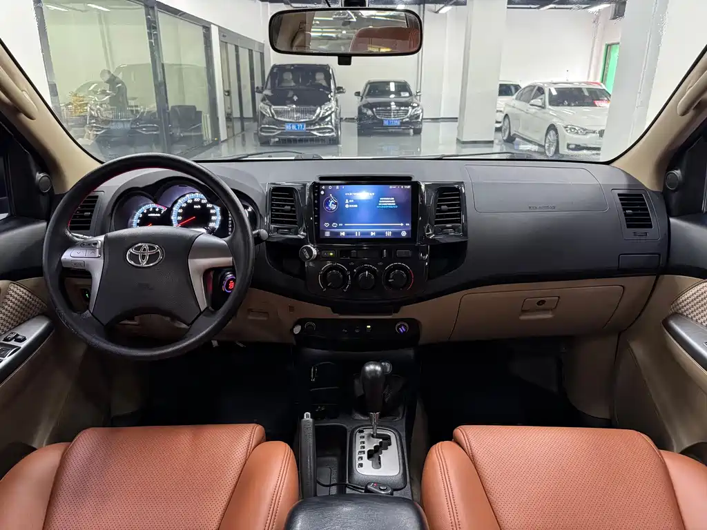 Toyota Fortuner — миниатюра 7