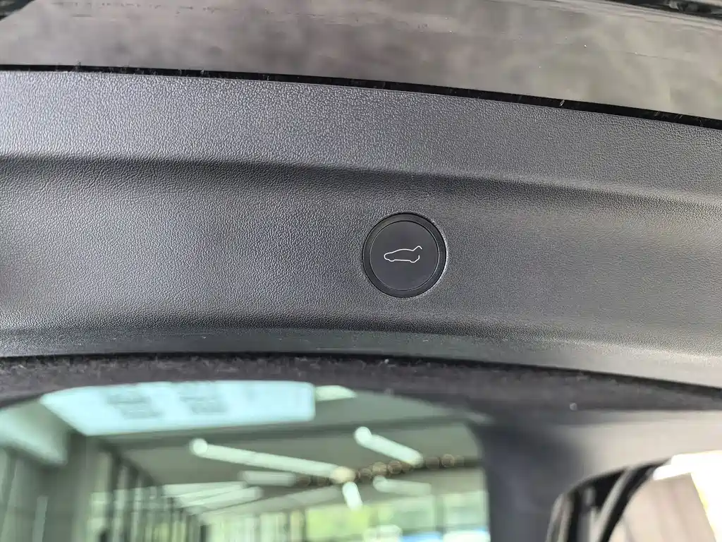 Tesla Model Y — миниатюра 9