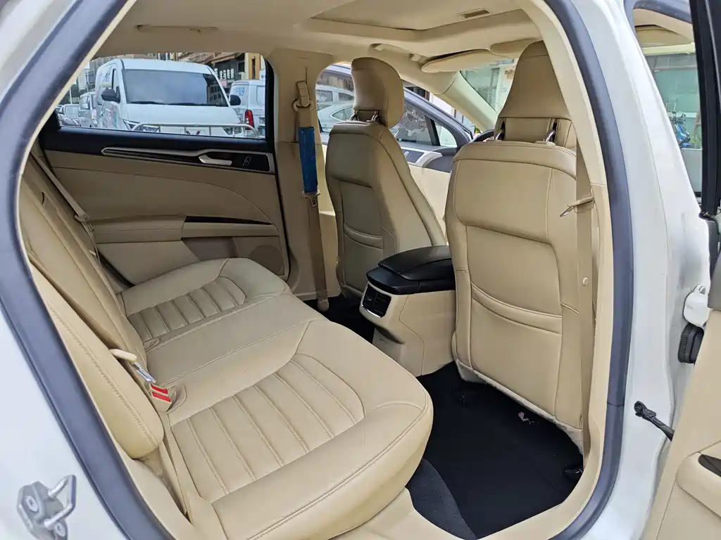 Ford Mondeo — миниатюра 12