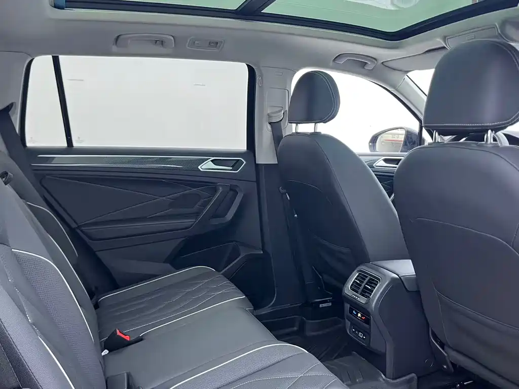 Volkswagen Tiguan L L 2023 330TSI AT R-Line