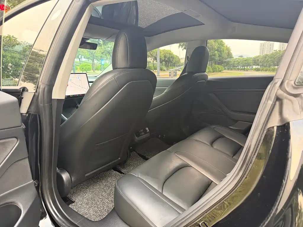 Tesla Model 3 — миниатюра 5