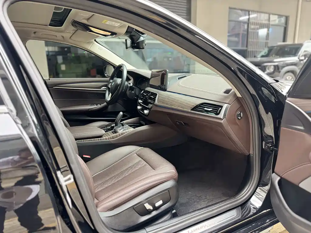BMW 5 Series New Energy — миниатюра 9