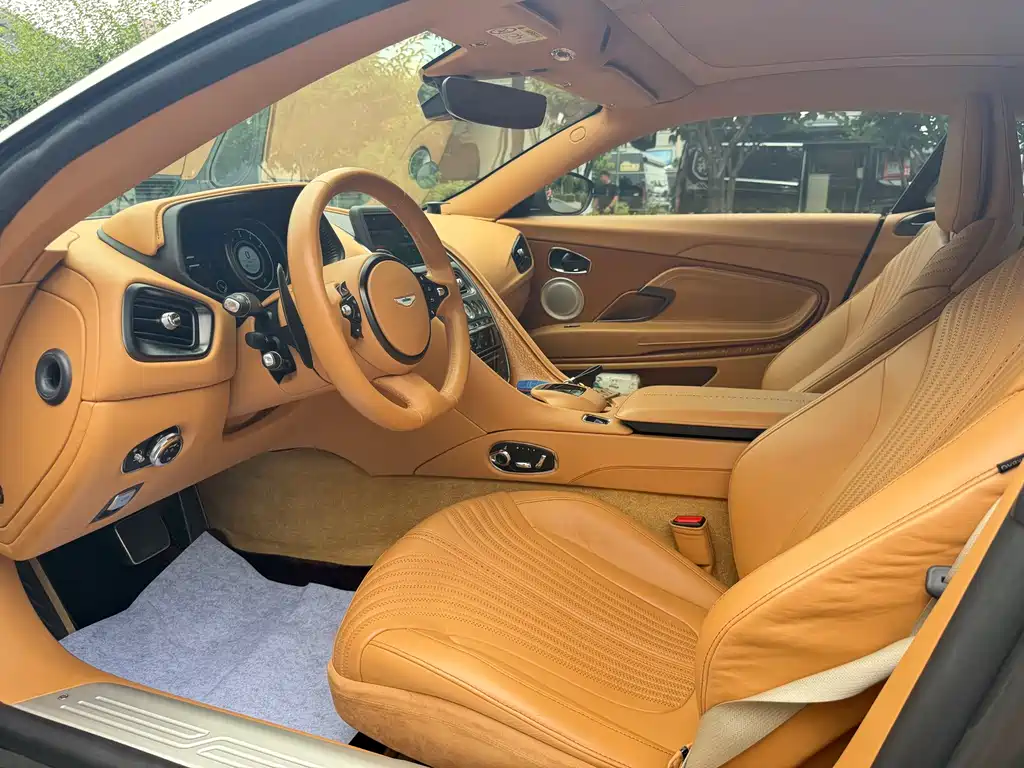 Aston Martin DB11 — миниатюра 8