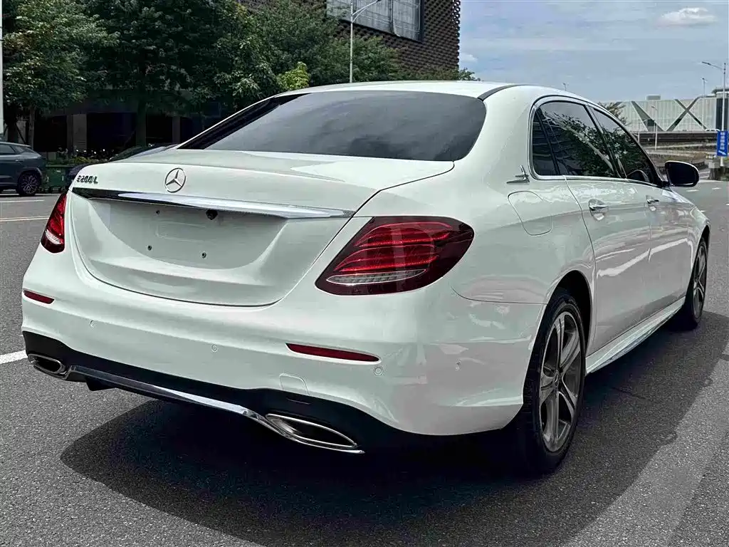 Mercedes-Benz E-Class — миниатюра 7