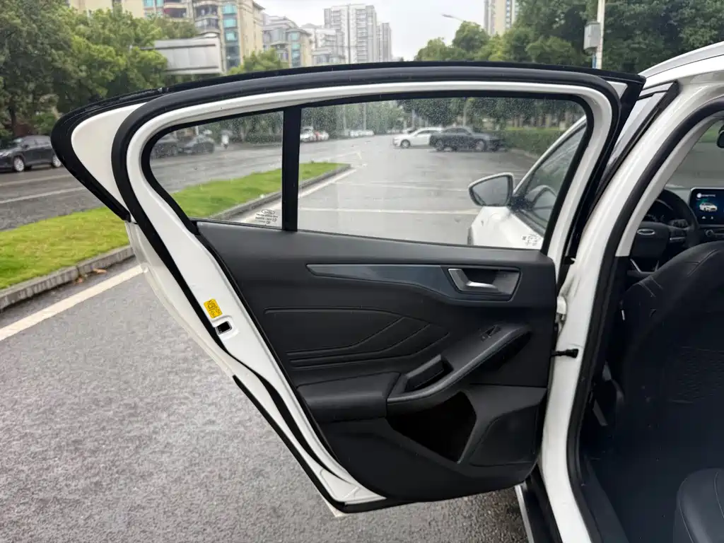 Ford Focus Active — миниатюра 16