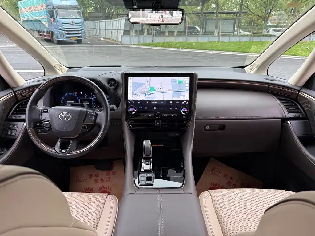 Toyota Alphard — миниатюра 11