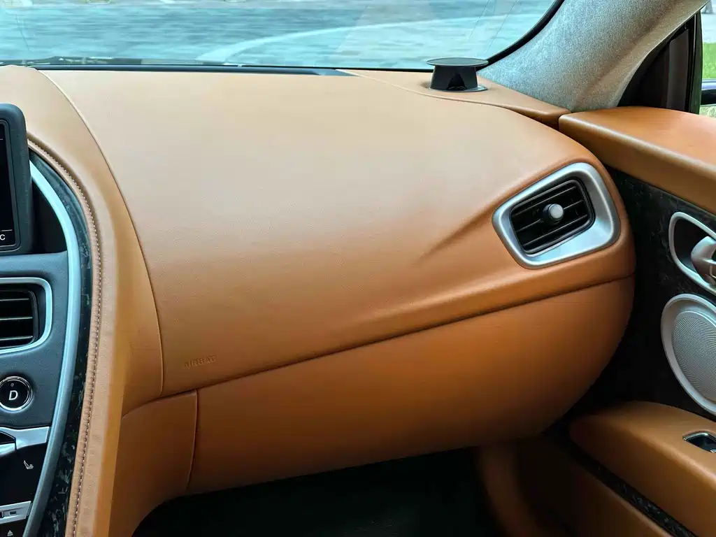 Aston Martin DB11 — миниатюра 20