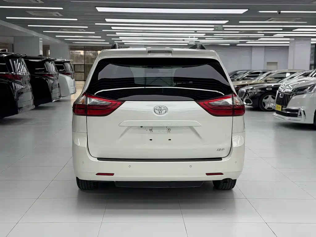 Toyota Sienna — миниатюра 4