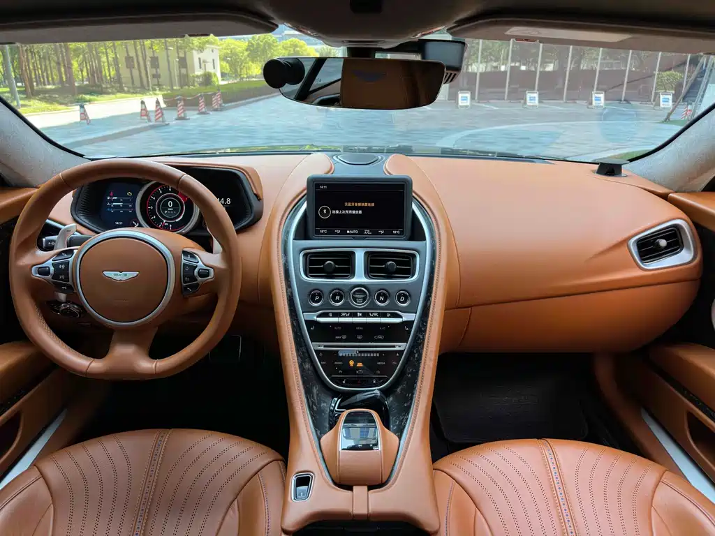 Aston Martin DB11 — миниатюра 16