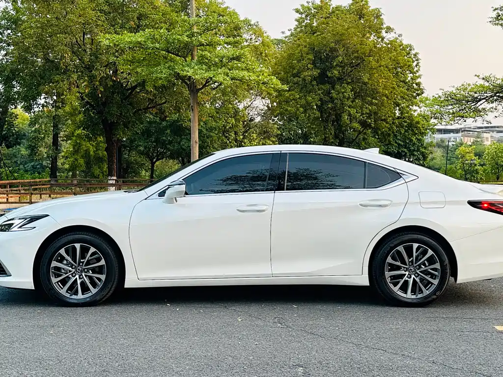 Lexus ES — миниатюра 8