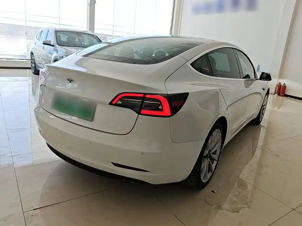 Tesla Model 3 — миниатюра 7